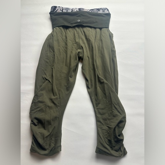 Lululemon sunset salutation crop. Luon light, fold down layered waist. Size 6 - Picture 5 of 16